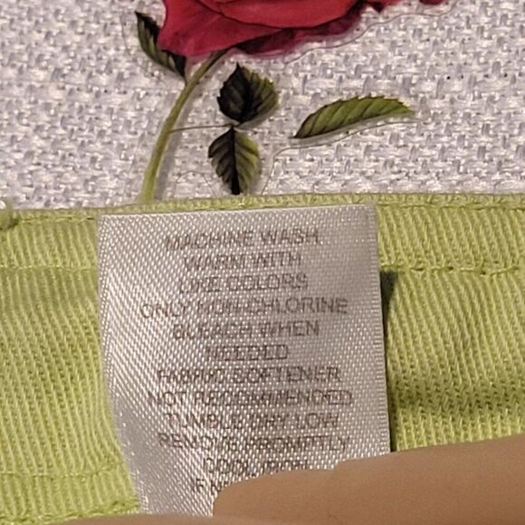 Liz Claiborne, Not Worn, Women's Green shorts, Size 12 - Picture 5 of 9